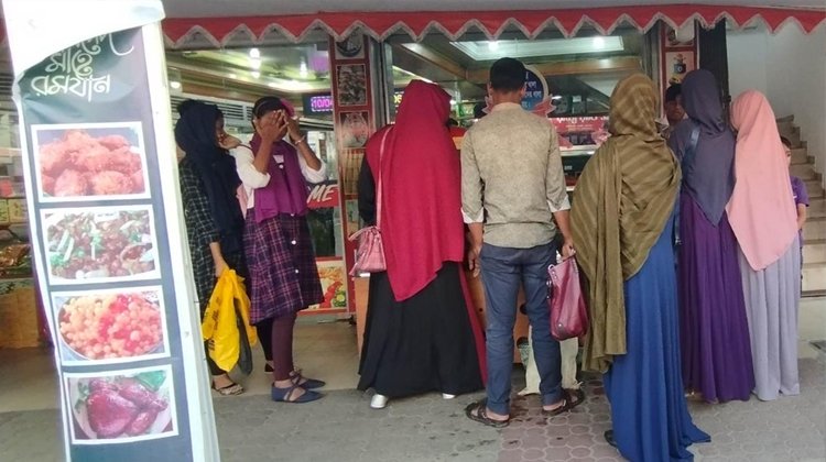 ইফতার যেন মেয়ের বাবার গলার কাঁটা!