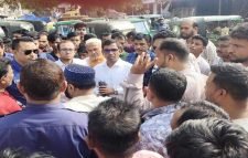 বড়লেখায় দু’ছাত্রের বিরোধের জেরে সড়ক অবরোধ: ভিডিও করায় বৃটিশ নাগরিককে ছুরিকাঘাত