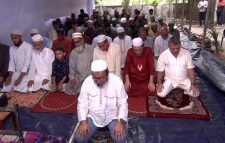 সৌদির সাথে মিল রেখে মৌলভীবাজারে ঈদ উল ফিতরের নামায পড়লেন শতাধিক মুসল্লী