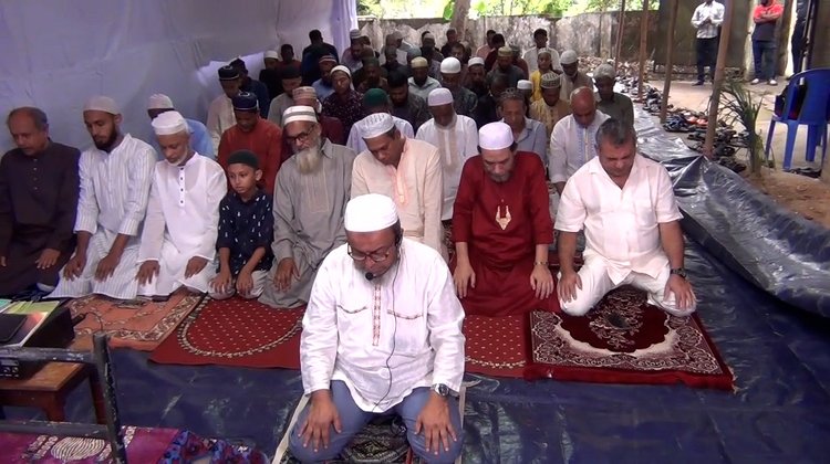 সৌদির সাথে মিল রেখে মৌলভীবাজারে ঈদ উল ফিতরের নামায পড়লেন শতাধিক মুসল্লী