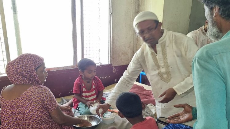 ঈদের দিন রোগীদের মাঝে খাবার বিতরণ করেছে মোঃ মাসুদ ফাউন্ডেশন