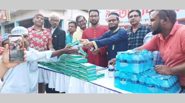 শ্রীমঙ্গল প্রেসক্লাবের ইফতার মাহফিল ও পথচারীদের মাঝে ইফতার বিতরণ