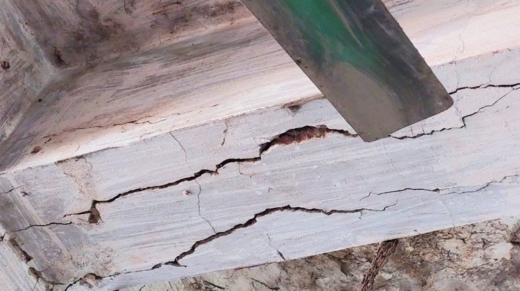 শ্রীমঙ্গলে পৌরসভার চাল বাজারের জরাজীর্ণ ভবনটি যে কোন মুহূর্তে ধ্বসে পড়ে ব্যাপক জানমালের ক্ষয়ক্ষতির আশংকা