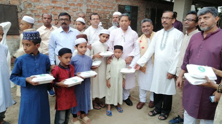 সিলেট-চট্টগ্রাম ফ্রেন্ডশীপ ফাউন্ডেশন এর উদ্যোগে সিলেটে ইফতার বিতরণ