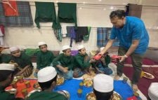 চট্টগ্রাম ফিল্ড হাসপাতাল’র পক্ষে এতিম শিশুদের মাঝে ইফতার বিতরণ করেন ডাঃ বিদ্যুৎ বড়ুয়া