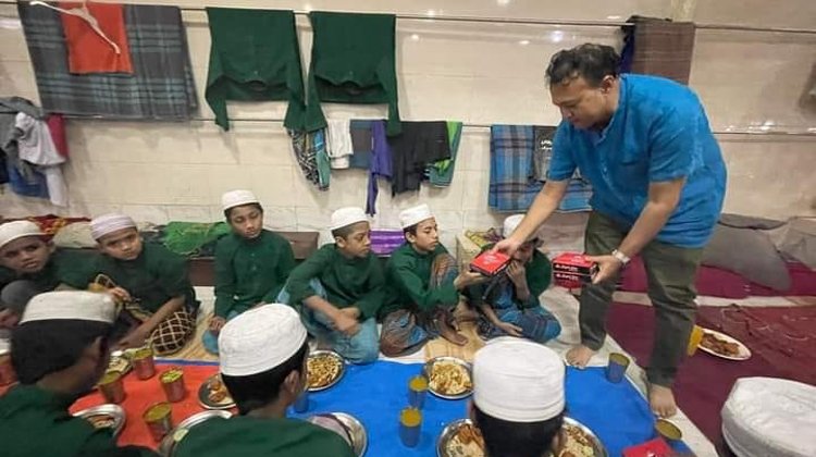 চট্টগ্রাম ফিল্ড হাসপাতাল’র পক্ষে এতিম শিশুদের মাঝে ইফতার বিতরণ করেন ডাঃ বিদ্যুৎ বড়ুয়া