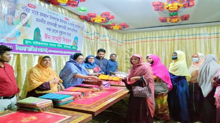 প্রধানমন্ত্রীর পক্ষে সৈয়দা রাজিয়া মোস্তফা’র ঈদ উপহার বিতরণ।