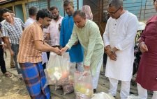 খাদ্য সামগ্রী নিয়ে অগ্নিকান্ডে ক্ষতিগ্রস্ত পরিবারের পাশে দাঁড়ালেন মৌলভীবাজার পৌরসভা