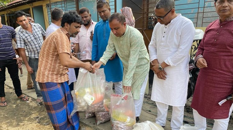 খাদ্য সামগ্রী নিয়ে অগ্নিকান্ডে ক্ষতিগ্রস্ত পরিবারের পাশে দাঁড়ালেন মৌলভীবাজার পৌরসভা