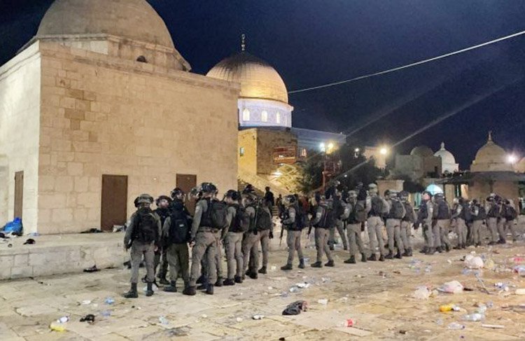 মসজিদে নামাজরত অবস্থায় ইসরাইলের পুলিশের হামলা