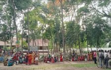 বেতন কাটার প্রতিবাদে পাত্রখোলা চা বাগানে শ্রমিক ধর্মঘট