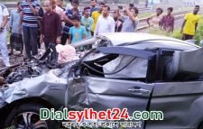 ট্রেনের ধাক্কায় দুমড়ে-মুচড়ে গেল প্রাইভেটকার, প্রাণে রক্ষা ৩ জনের