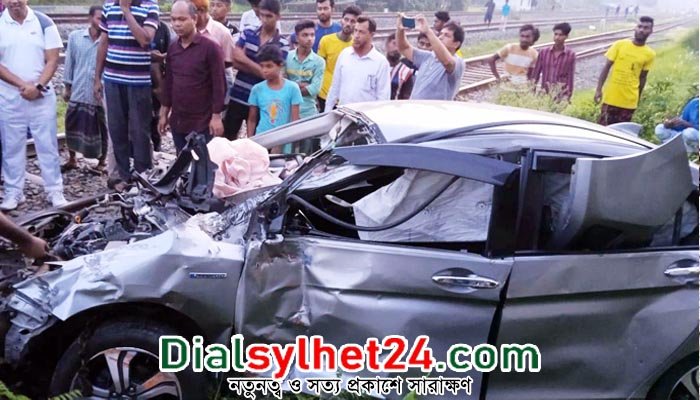 ট্রেনের ধাক্কায় দুমড়ে-মুচড়ে গেল প্রাইভেটকার, প্রাণে রক্ষা ৩ জনের