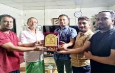 মোঃ মাসুদ ফাউন্ডেশন এর সভাপতি মোঃ নজরুল ইসলামকে শুভেচ্ছা স্মারক প্রদান