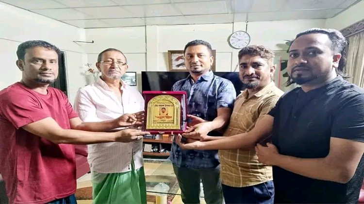 মোঃ মাসুদ ফাউন্ডেশন এর সভাপতি মোঃ নজরুল ইসলামকে শুভেচ্ছা স্মারক প্রদান