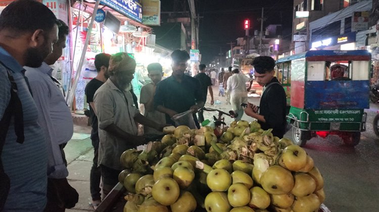 তীব্র গরমে শ্রীমঙ্গলে বাড়ছে তালের শাঁসের চাহিদা