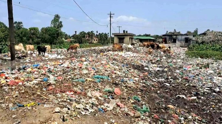 কলেজের সামনে ময়লার ভাগাড়: অনির্দিষ্টকালের জন্য ক্লাস বর্জন