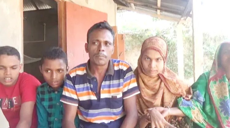 ভূমিহীন ওস্তার আলী প্রতিবন্ধী সন্তানদের নিয়ে সরকারি আশ্রয়ন প্রকল্পের ঘরে উঠতে চান