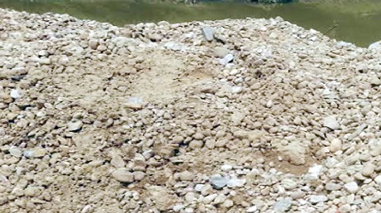 জুড়ীতে মাটি মিশ্রিত পাথর দিয়ে নদী তীর রক্ষায় ব্যবহারের ব্লক তৈরি করা হচ্ছে।