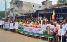 বড়লেখায় বেরেঙ্গা খাসিয়াপুঞ্জির পান ও সুপারি গাছ কাটার প্রতিবাদে মানববন্ধন