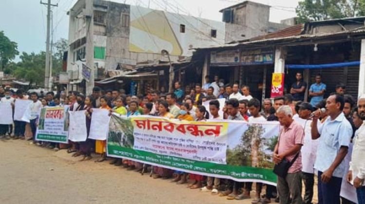 বড়লেখায় বেরেঙ্গা খাসিয়াপুঞ্জির পান ও সুপারি গাছ কাটার প্রতিবাদে মানববন্ধন