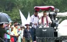 মৌলভীবাজারে সমলয় পদ্ধতিতে যান্ত্রিক উপায়ে ধান কাটার উদ্বোধন