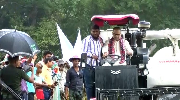 মৌলভীবাজারে সমলয় পদ্ধতিতে যান্ত্রিক উপায়ে ধান কাটার উদ্বোধন