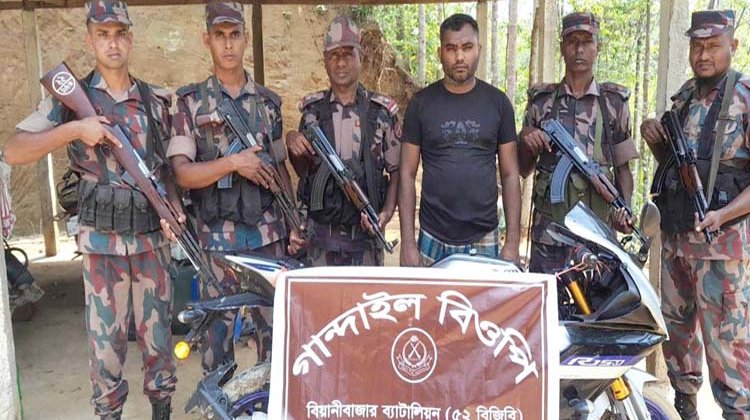 বড়লেখায় ভারতীয় মোটরসাইকেলসহ চোরাকারবারী আটক