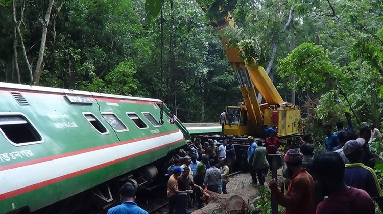 শ্রীমঙ্গলে লাউয়াছড়ায় উল্টে যাওয়া ট্রেন চলছে উদ্ধারে কাজ: কালনী এক্সপ্রেস ট্রেনের যাত্রা বাতিল