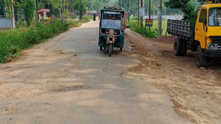 শ্রীমঙ্গল উপজেলা স্বাস্থ্য কমপ্লেক্স সড়কের দৈন্যদশা: চলাচলকারীরা ভোগান্তির স্বীকার