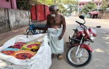শ্রীমঙ্গলে লোডশেডিং আর প্রচণ্ড গরমে কদর বেড়েছে হাতপাখার