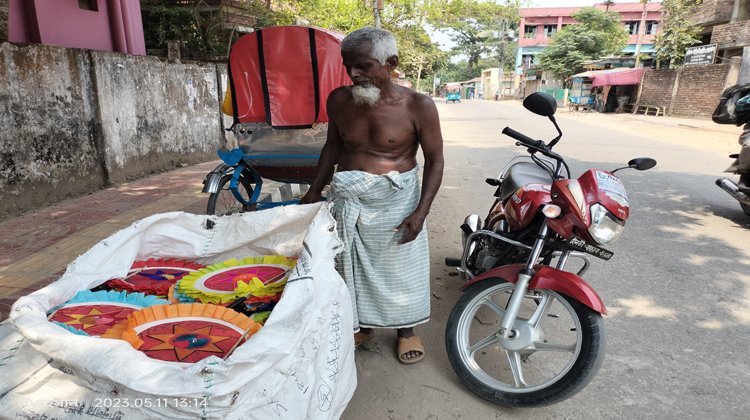 শ্রীমঙ্গলে লোডশেডিং আর প্রচণ্ড গরমে কদর বেড়েছে হাতপাখার