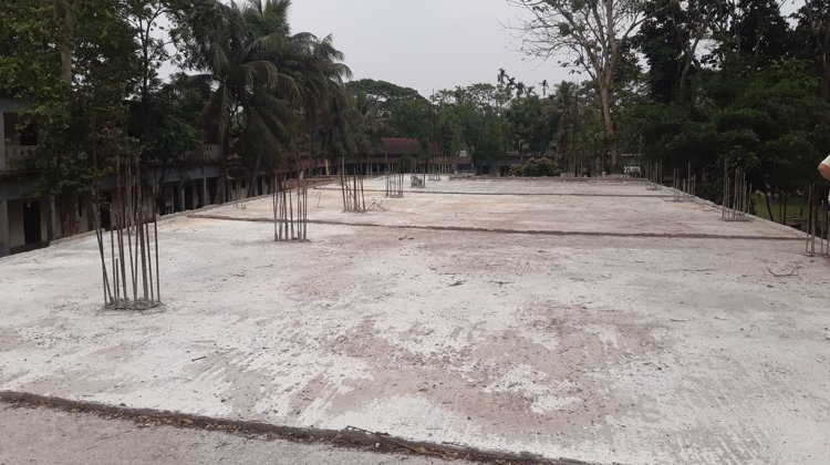 কুলাউড়ার বরমচাল স্কুল এন্ড কলেজ বিদ্যালয় ভবনের ছাদ ঢালাইয়ে অনিয়ম!