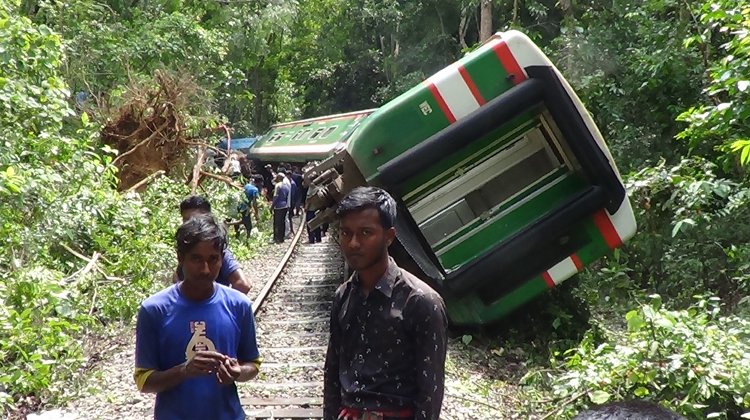 দুর্ঘটনাস্থলে কাজ করায় কালনী এক্সপ্রেস সাড়ে ৪ ঘণ্টা আটকা