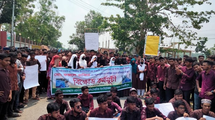 সড়ক দুর্ঘটনায় শিক্ষার্থীর মৃত্যু, ৫ দাবিতে সহপাঠীদের সড়ক অবরোধ