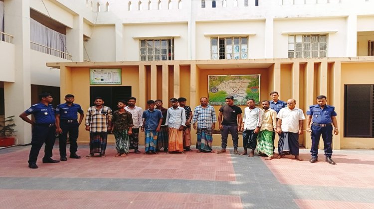 রাজনগর থানার অভিযানে জুয়ার সরঞ্জাম ও নগদ টাকাসহ ১২ জুয়ারি আটক