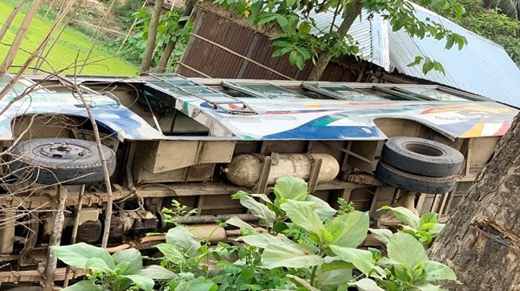 জুড়ী উপজেলায় বাস নিয়ন্ত্রণ হারিয়ে খাদে, আহত ৪০