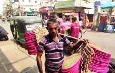 তীব্র তাপপ্রবাহে মৌলভীবাজারে বেড়েছে হাত পাখার কদর