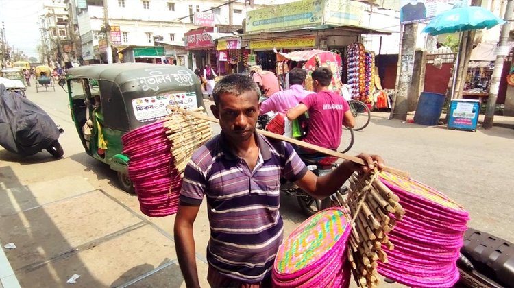 তীব্র তাপপ্রবাহে মৌলভীবাজারে বেড়েছে হাত পাখার কদর