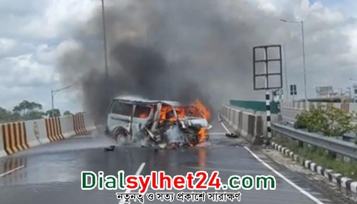 এক্সপ্রেসওয়েতে অগ্নিকাণ্ড, বাঁচলো না সেই অ্যাম্বুলেন্সের কেউই