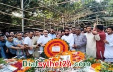 বঙ্গবন্ধুর প্রতিকৃতিতে আনোয়ারুজ্জামান চৌধুরীর শ্রদ্ধা নিবেদন