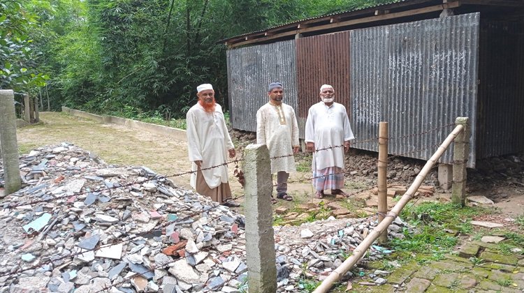 বড়লেখায় প্রবাসীদের বাড়ির প্রবেশ রাস্তার মুখে প্রতিবন্ধকতা অপসারণের নির্দেশ আদালতের