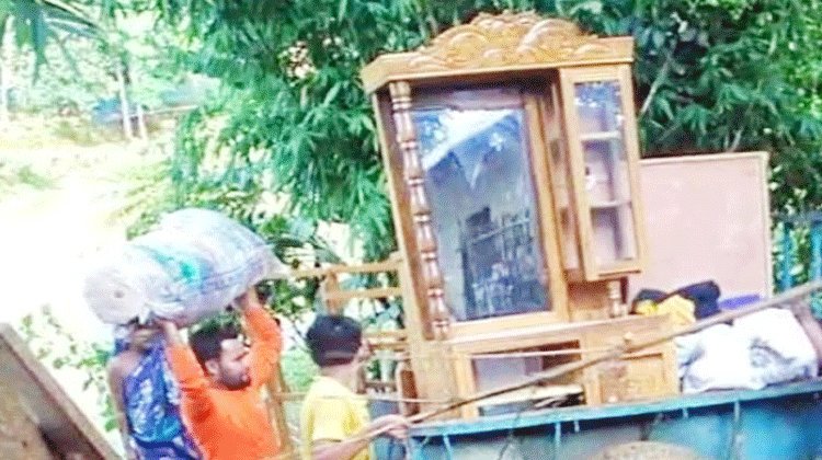 কুলাউড়ায় ঘর ভেঙে মালামাল লুট, পুত্রবধূর বিরুদ্ধে শ্বশুরের মামলা