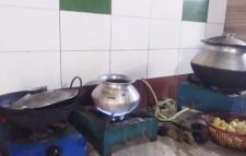 বায়োগ্যাসে চুলায় রান্না হচ্ছে তিন বেলা