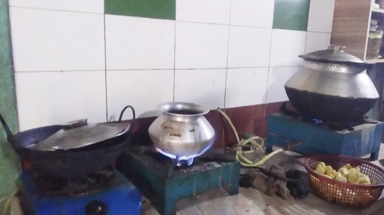 বায়োগ্যাসে চুলায় রান্না হচ্ছে তিন বেলা