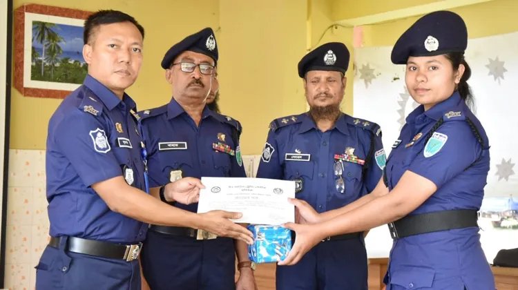 পুলিশের দক্ষতা উন্নয়ন কোর্সের সনদ বিতরণ