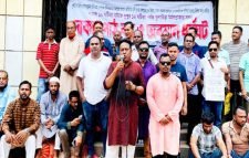 মার্কেট বন্ধ করে ব্যবসায়ীদের অবস্থান