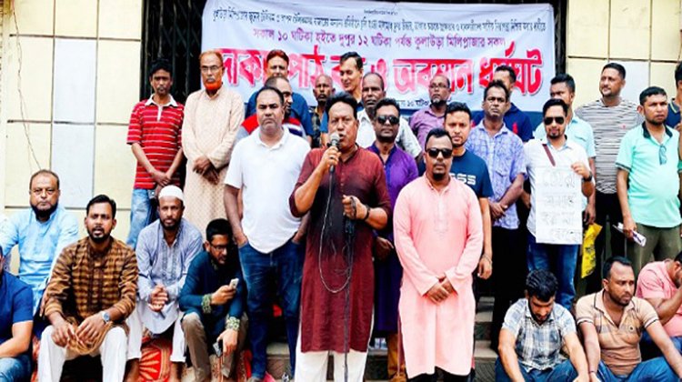 মার্কেট বন্ধ করে ব্যবসায়ীদের অবস্থান