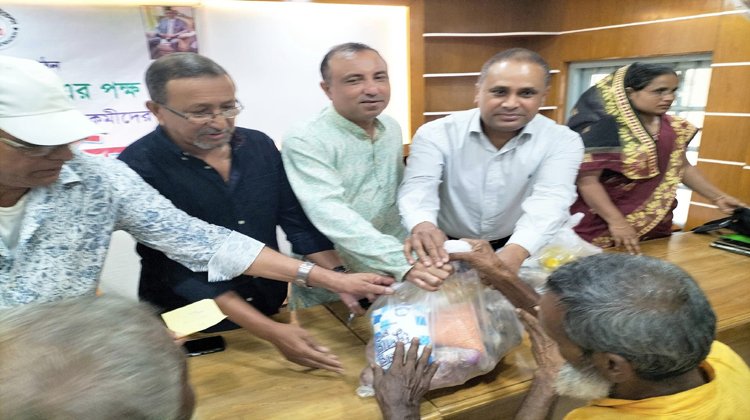 মৌলভীবাজারে মোঃ মাসুদ ফাউন্ডেশনের  উদ্যোগে পরিচ্ছন্ন কর্মীদের মাঝে খাদ্য সামগ্রী বিতরণ