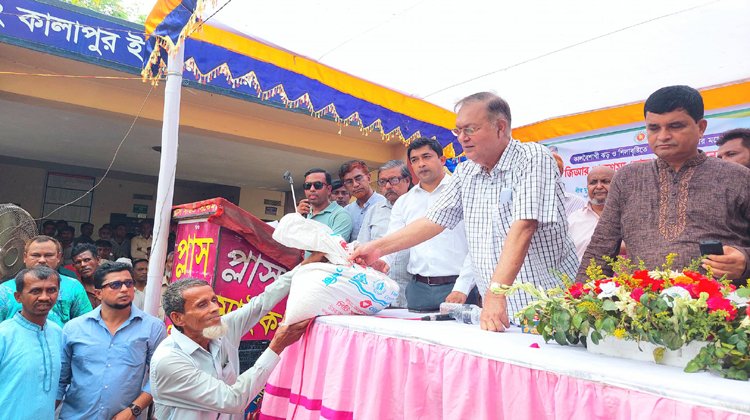 শ্রীমঙ্গলে ঝড় ও শিলাবৃষ্টিতে ক্ষতিগ্রস্থদের মাঝে চাল বিতরণ